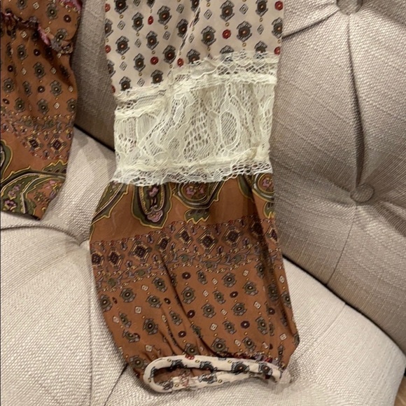 Q: GIMMICKS by BKE Bohemian Blouse Print Lace Detail Beige and Cream - Picture 2 of 8
